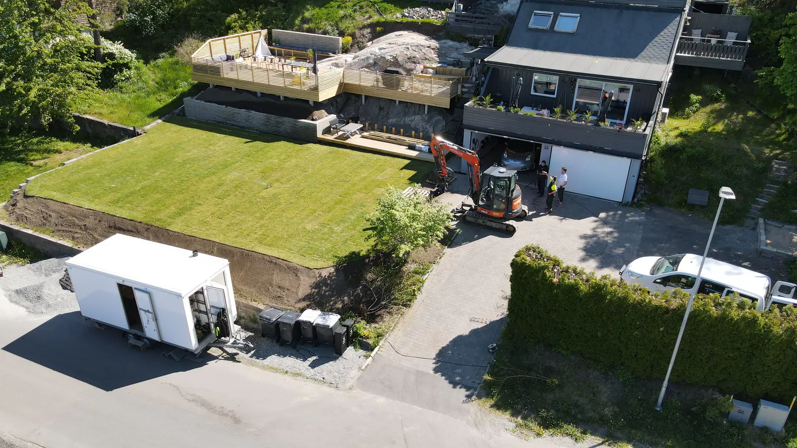 Ferdig ferdigplen og minigraver ved garasjen – Best Miljø i arbeid