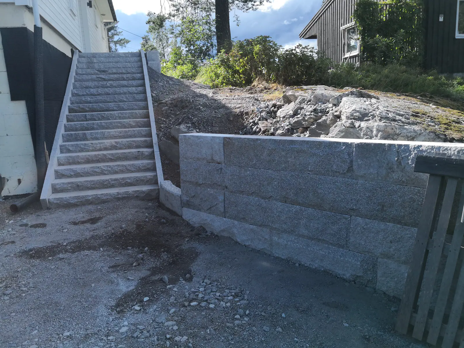 Lang granittrapp med mur