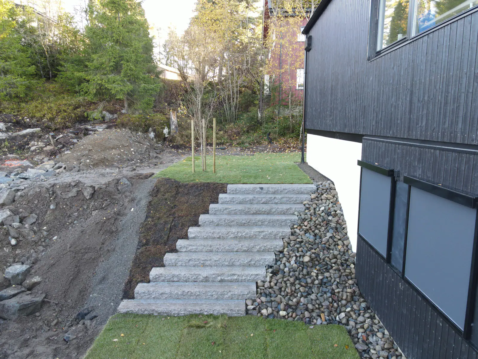 Granittrapp ved moderne hus