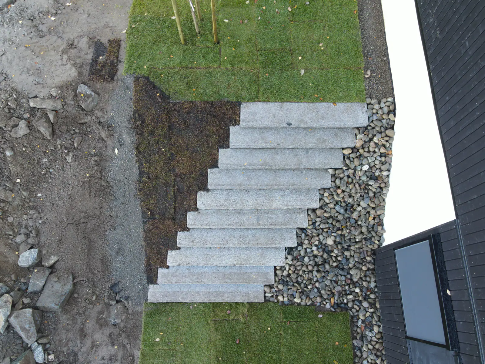 Granittrapp mellom plen og grus